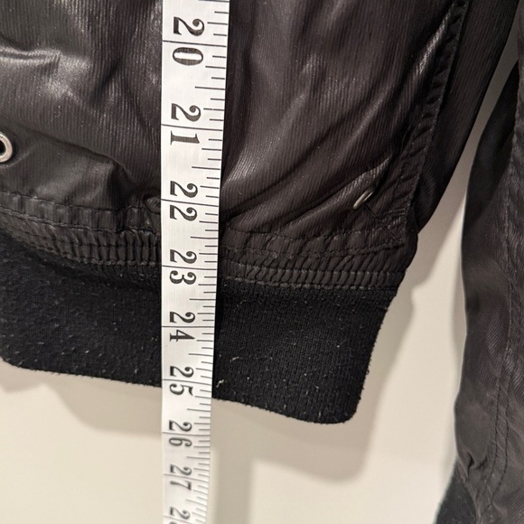 ๐ฅ๐ฅ๐ฅGuess Black Windbreaker Sporty Jacket with excellent condition - Picture 8 of 9